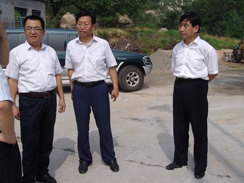 2013年7月30日,市委组织部干教科科长吴涛到徂徕山革命纪念园调研