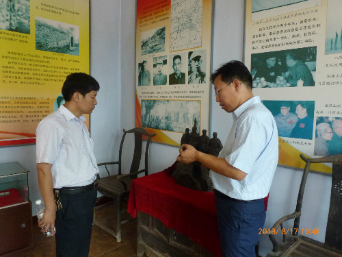 2013年8月17日，岱岳区旅游局局长于在武到纪念园调研