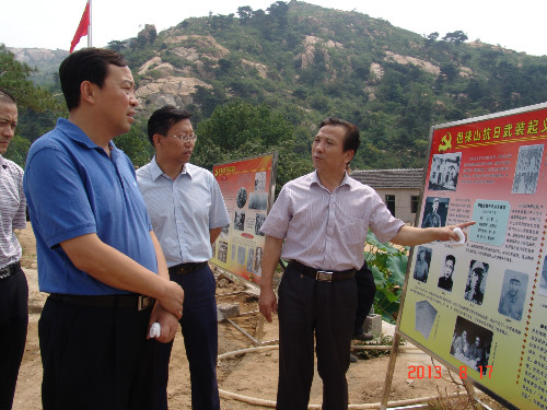 2013年8月17日,中共泰安市岱岳区委副书记刘兆泉到纪念园调研