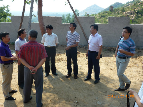 2013年8月21日，泰山学院副院长、旅游规划设计专家王雷亭教授到纪念园考察