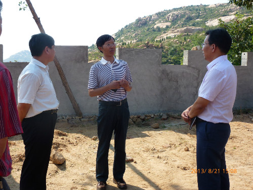 2013年8月21日，泰山学院副院长、旅游规划设计专家王雷亭教授到纪念园考察