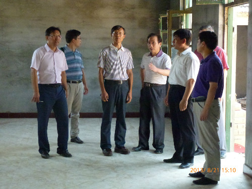 2013年8月21日，泰山学院副院长、旅游规划设计专家王雷亭教授到纪念园考察