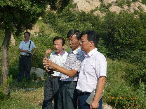 2013年8月21日，泰山学院副院长、旅游规划设计专家王雷亭教授到纪念园考察