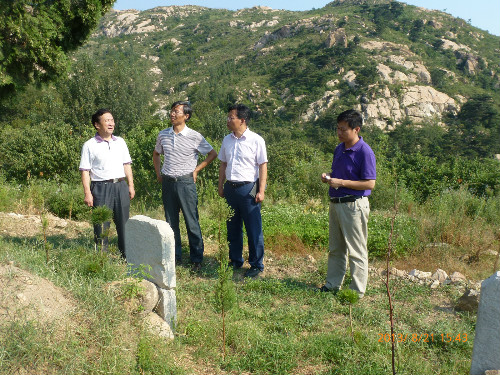 2013年8月21日，泰山学院副院长、旅游规划设计专家王雷亭教授到纪念园考察