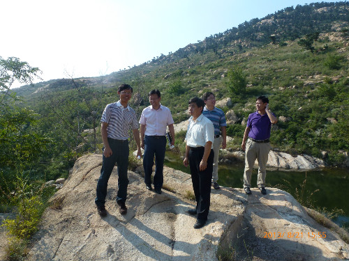 2013年8月21日，泰山学院副院长、旅游规划设计专家王雷亭教授到纪念园考察