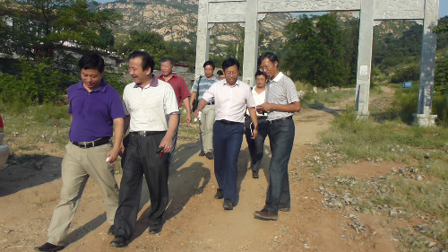 2013年8月21日，泰山学院副院长、旅游规划设计专家王雷亭教授到纪念园考察