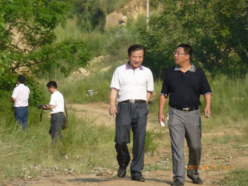 2013年8月21日，泰山学院副院长、旅游规划设计专家王雷亭教授到纪念园考察