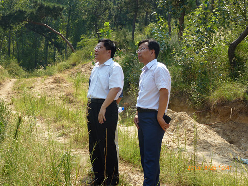 2013年8月26日，岱岳区交通运输局局长冯力到徂徕山革命纪念园考察道路建设情况