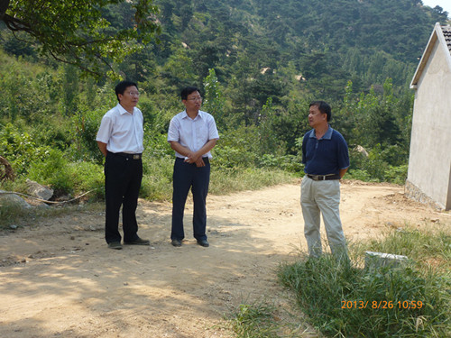 2013年8月26日，岱岳区交通运输局局长冯力到徂徕山革命纪念园考察道路建设情况