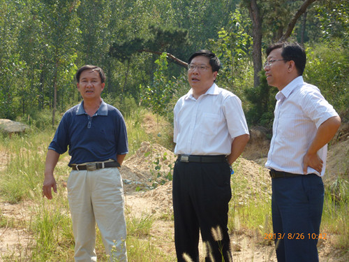 2013年8月26日，岱岳区交通运输局局长冯力到徂徕山革命纪念园考察道路建设情况