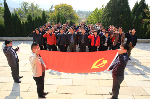 2013年10月25日，市委党校领导干部、党务群团培训班赴徂徕山革命纪念园现场教学