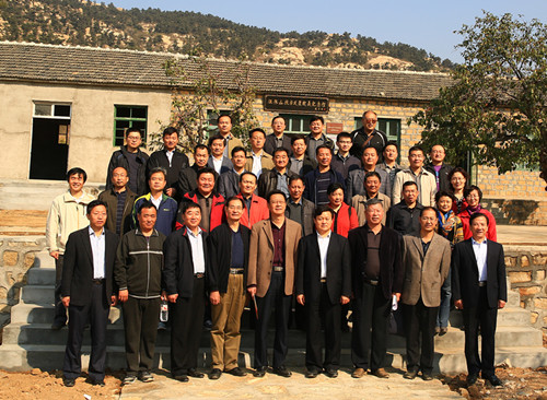 2013年10月25日,市委党校领导干部、党务群团培训班赴徂徕山革命纪念园现场教学