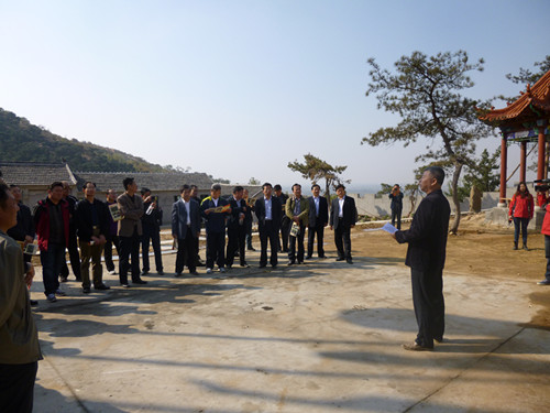 2013年10月25日，市委党校领导干部、党务群团培训班赴徂徕山革命纪念园现场教学