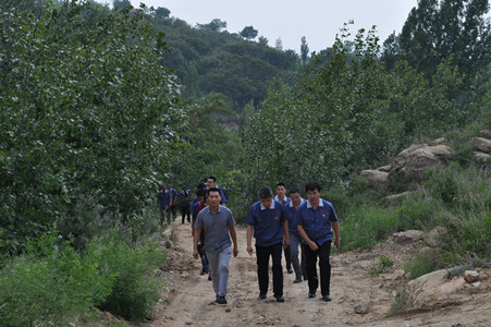 山东容大医药到博物馆开展“七一”纪念活动