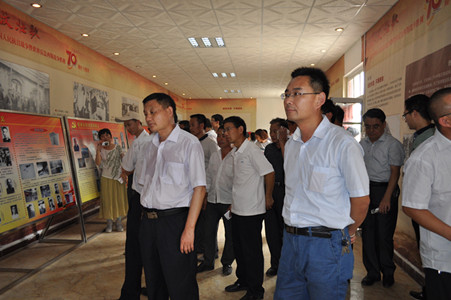 新泰农业局、光明水库干部职工到博物馆开展庆“七一”’活动