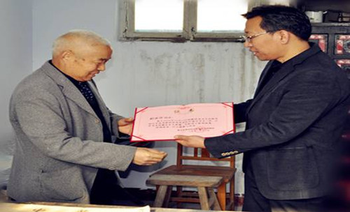 洪涛司令员行军床归馆收藏